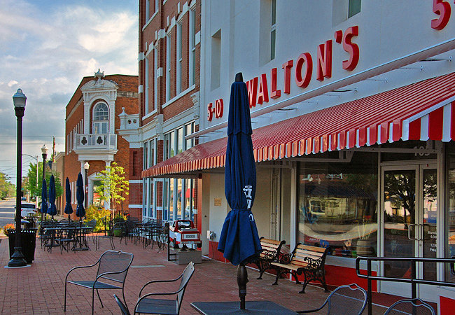 The Walmart Museum, Walton's First 5 and 10 - Arkansas